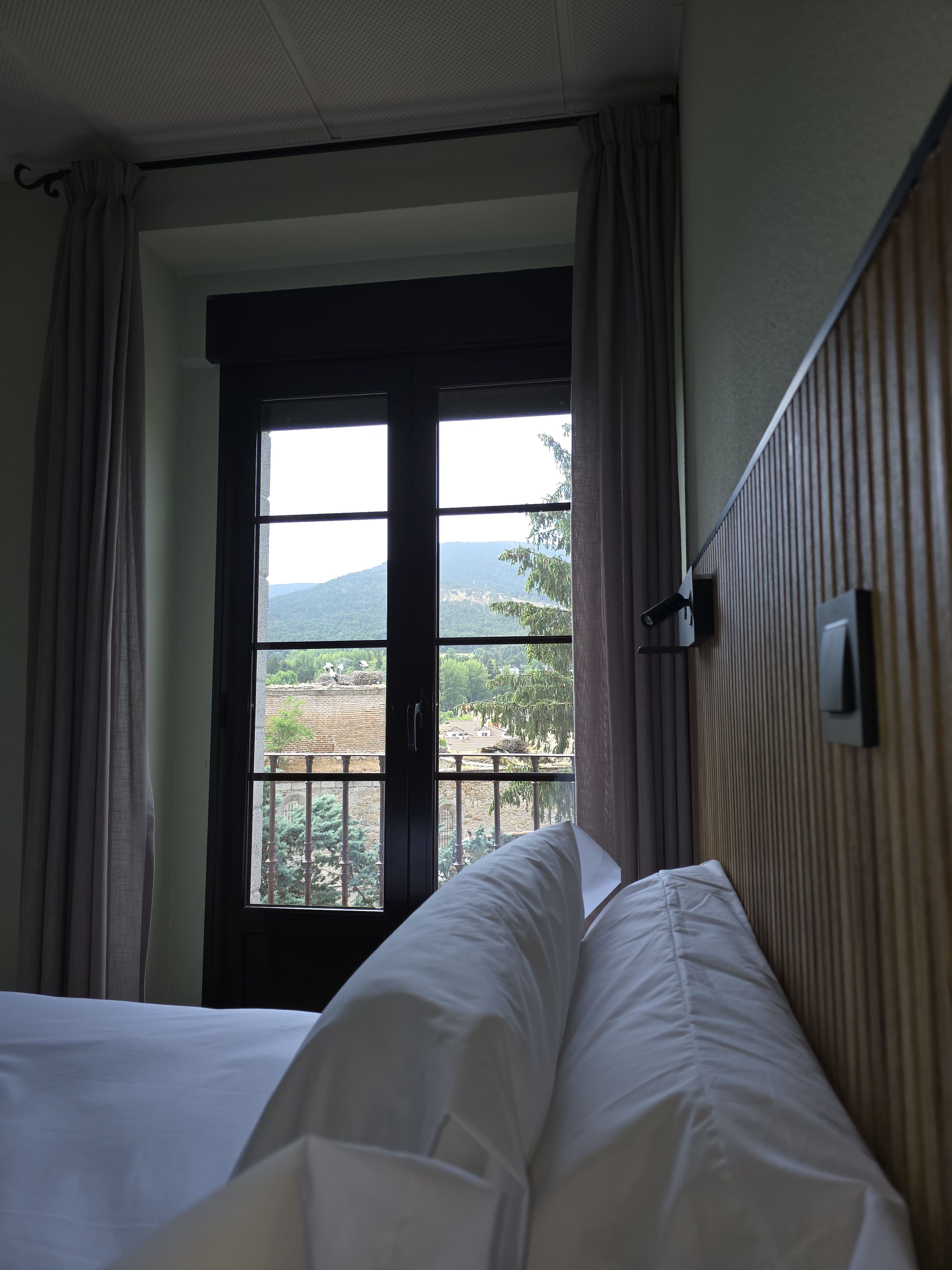 Balcón de forja con vistas a la sierra en habitación doble estándar